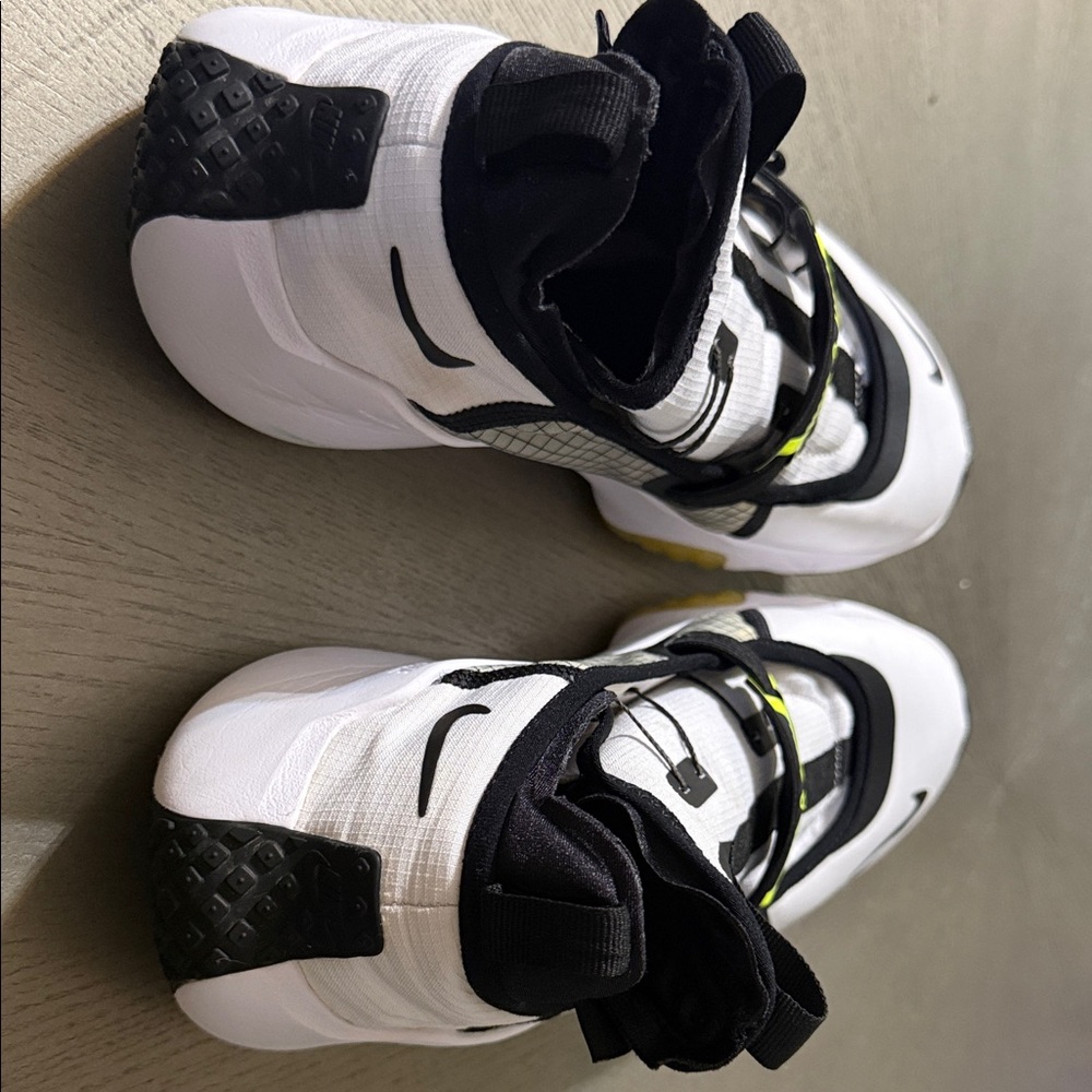 RARE Nike Air Zoom Traverse GS - FlyEase - Picture 3 of 6